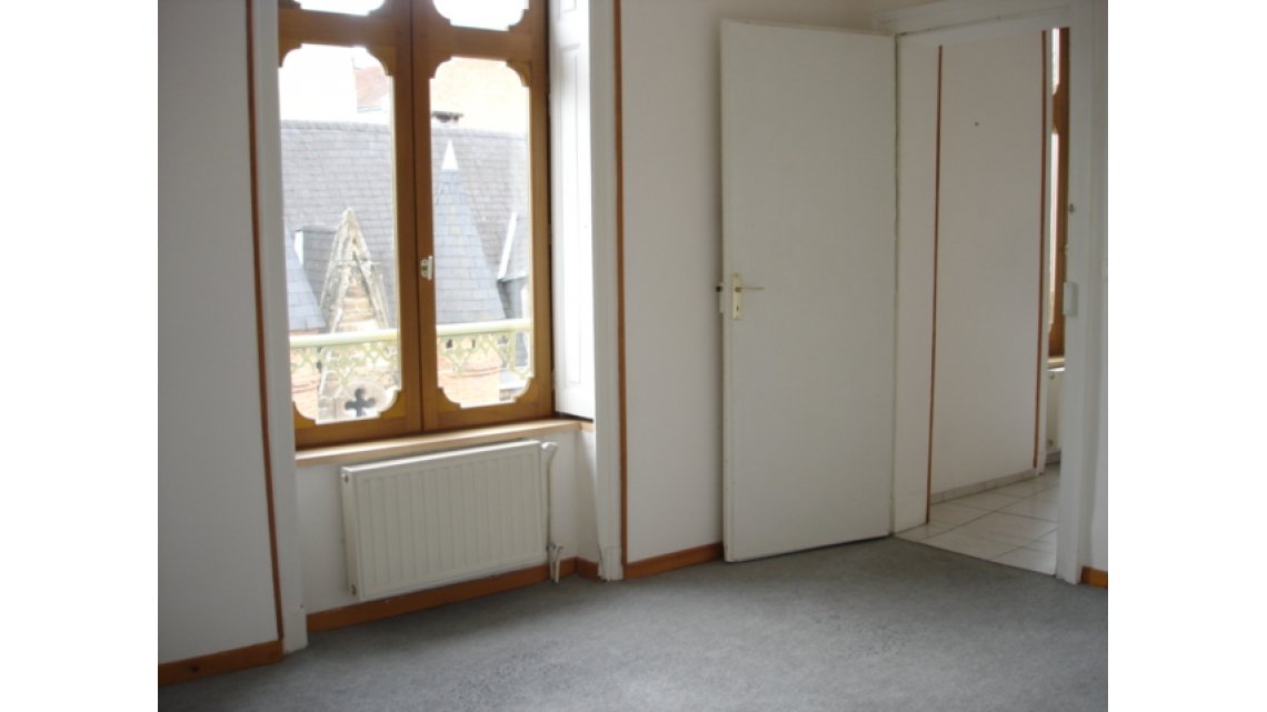 Salon ou chambre 2 avec placard, étagères, fenêtre sans vis à vis