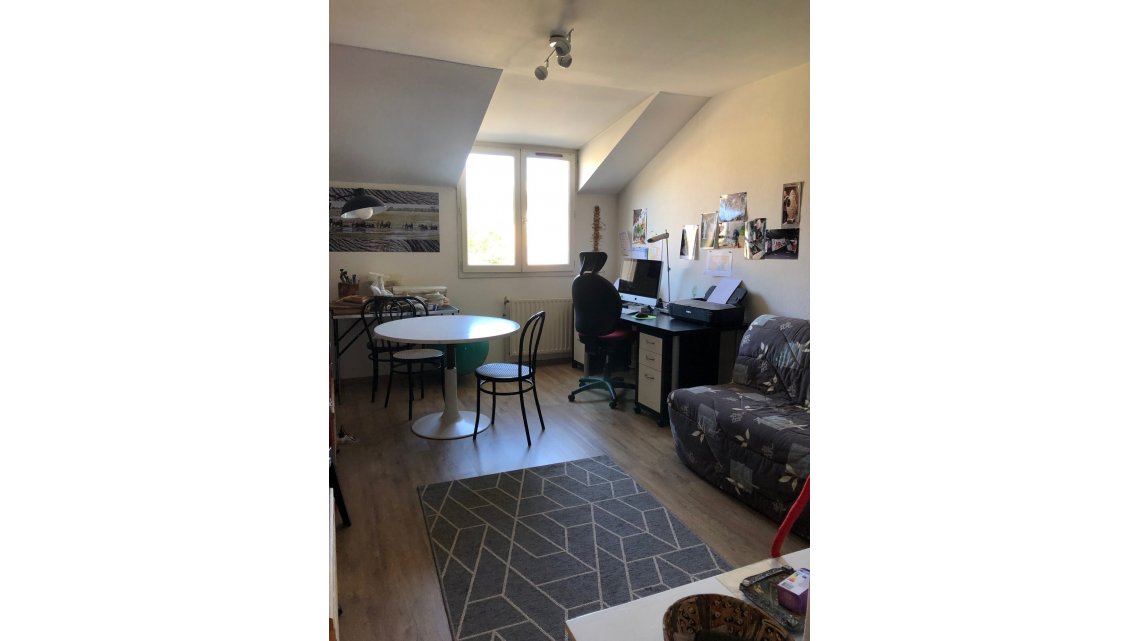 salle de vie commune, bureau, ordinateur, table et chaises