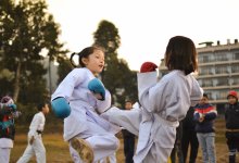 2 jeunes filles pratiquent un sport de combat 