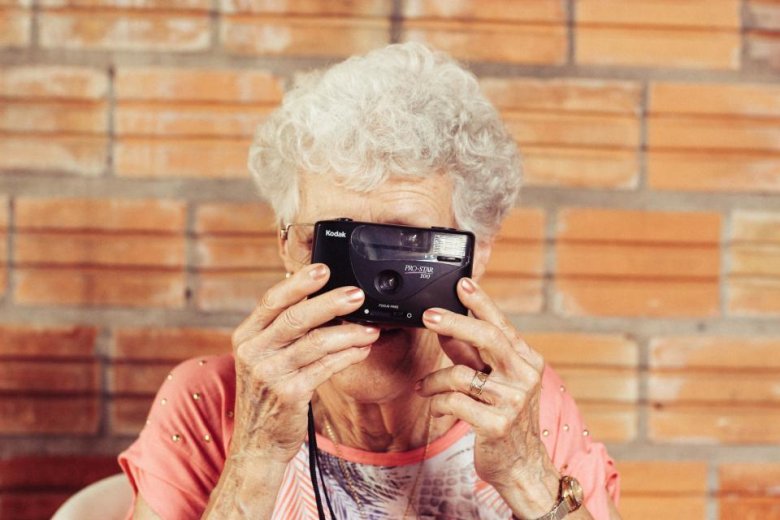 Grand mère prenant un photo